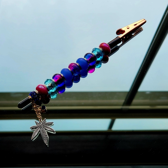 Beaded Smoke Clip with Leaf Charm - Picture 1 of 1